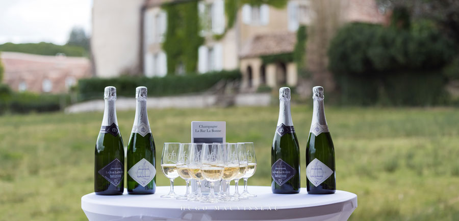 Bouteilles de champagnes et verres dans la réception du parc naturel de Boutissaint